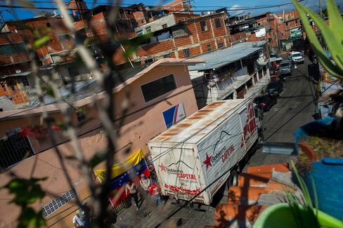 A food truck arrives in Catia.