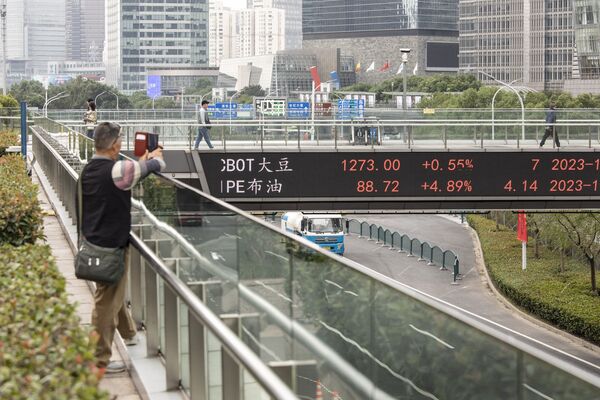 China Stocks Rebound as ETF Volumes Suggest Buying by State Fund