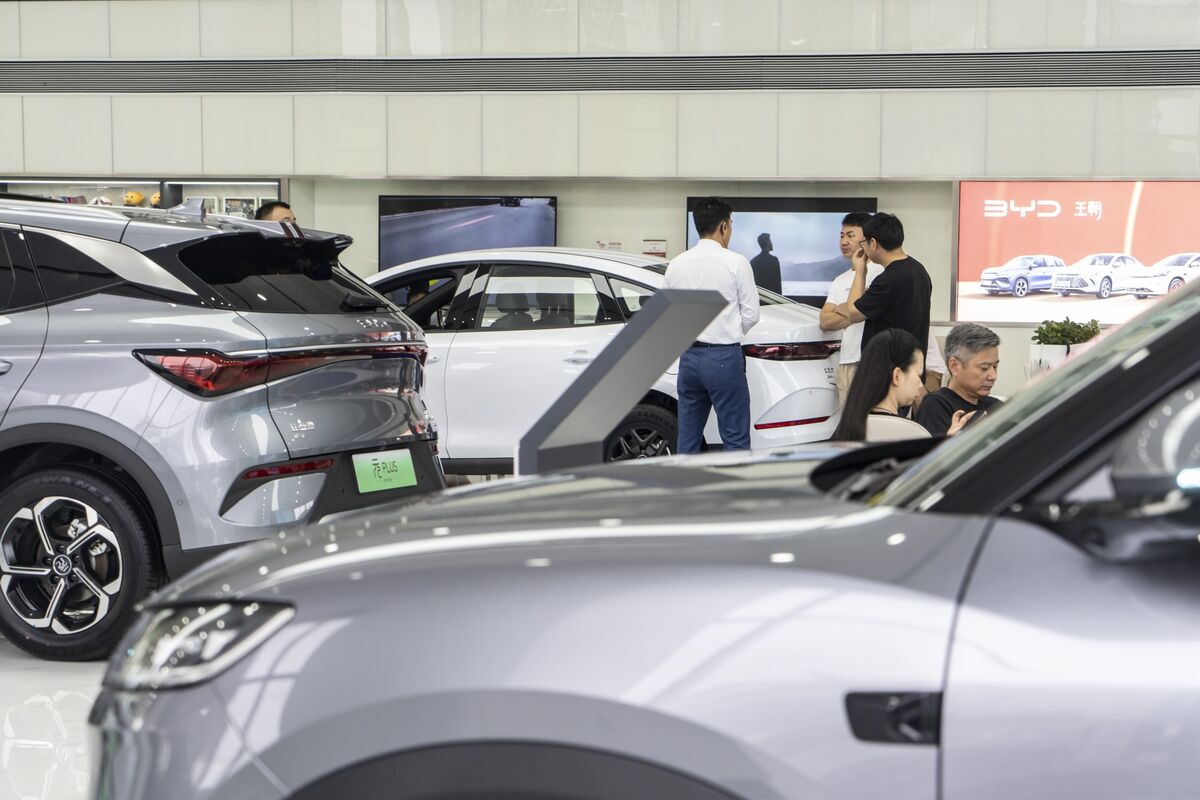 BYD Shares Fall as Stalling Sales Put Annual Target in Question