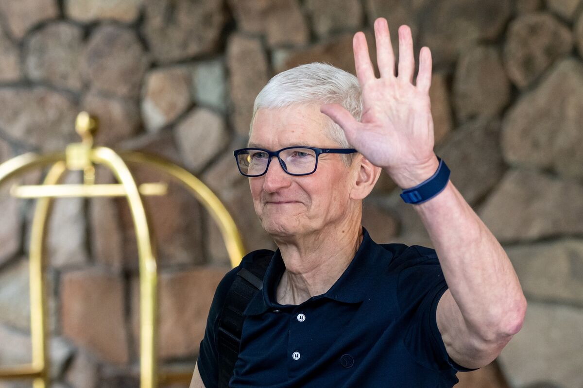 Tim Cook Isn’t Going Anywhere Soon, But an Apple Shake-Up Looms