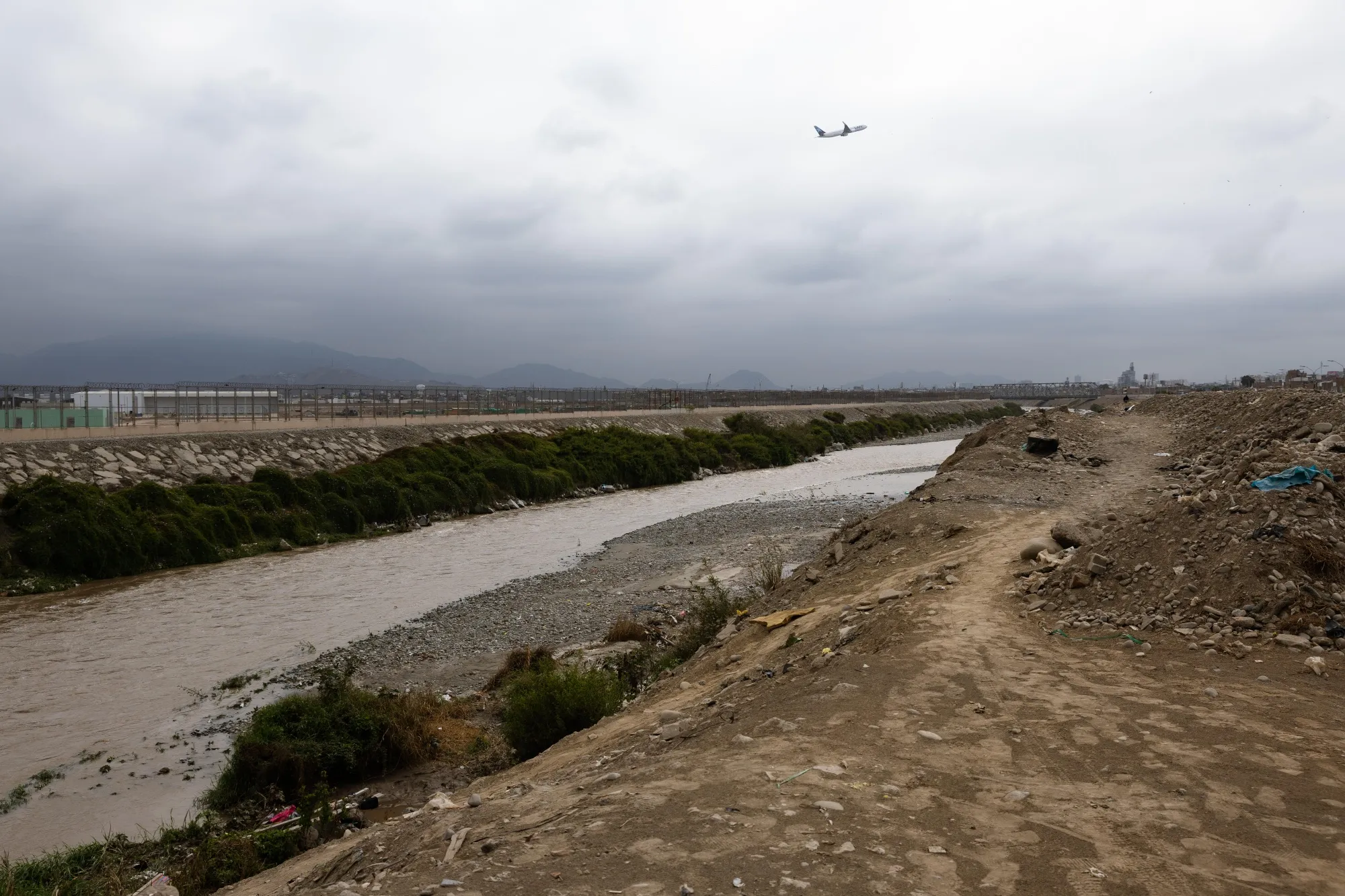 Un avión vuela sobre el río Rímac, al costado del nuevo aeropuerto Jorge Chávez en el Callao.&nbsp;