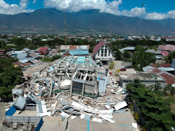 Indonesian Quake May Have Killed Thousands as Many Still Trapped