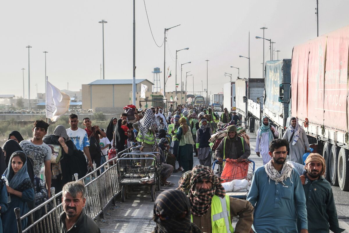 UN Warns of Afghan Refugee Crisis as Iran Deports Thousands
