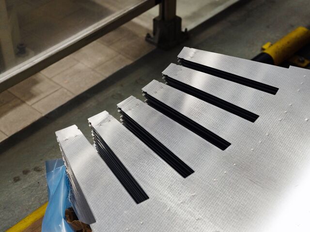 ■ The device has 9,000 such plates to reduce magnetic losses.