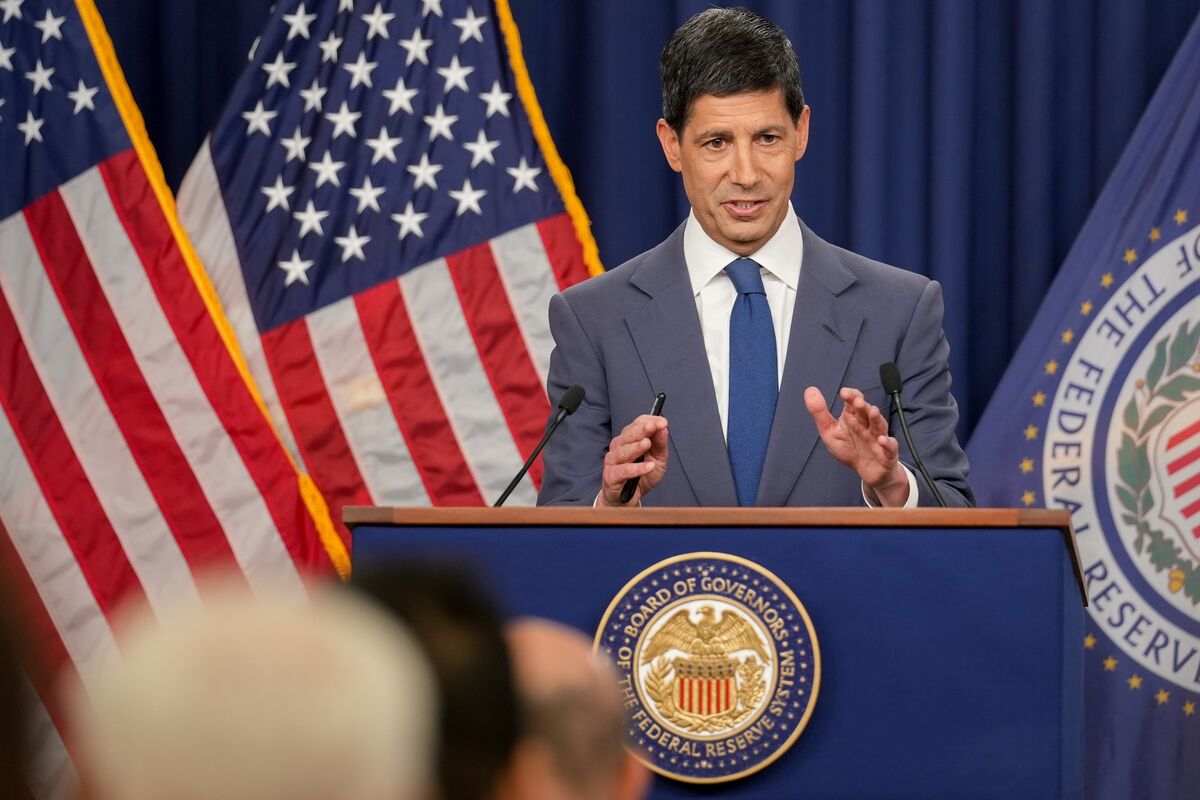 Kevin Warsh Delivers a ‘Perplexing’ Fed Briefing, and Gets a Bronx Cheer