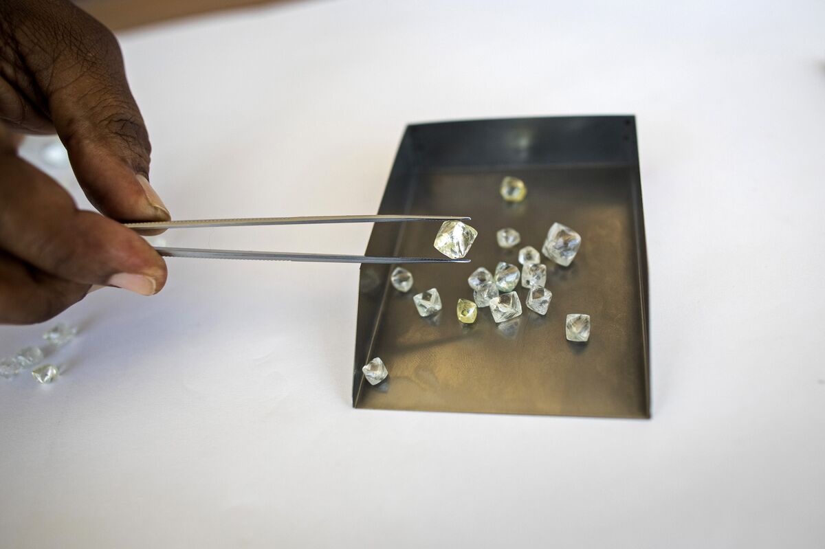 De Beers Makes Sweeping Cuts to Its Elite Diamond-Buying Club