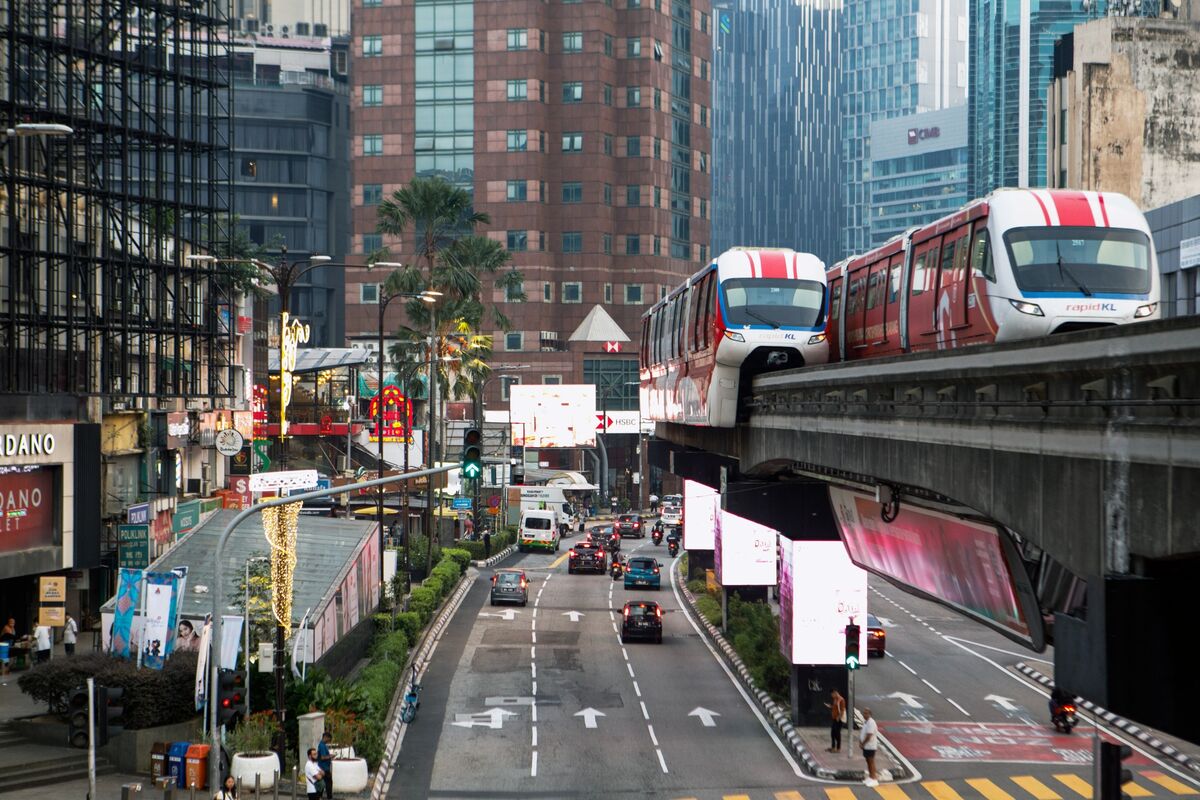 Malaysia’s Growth Tops Forecasts as AI Boom Drives Export Surge