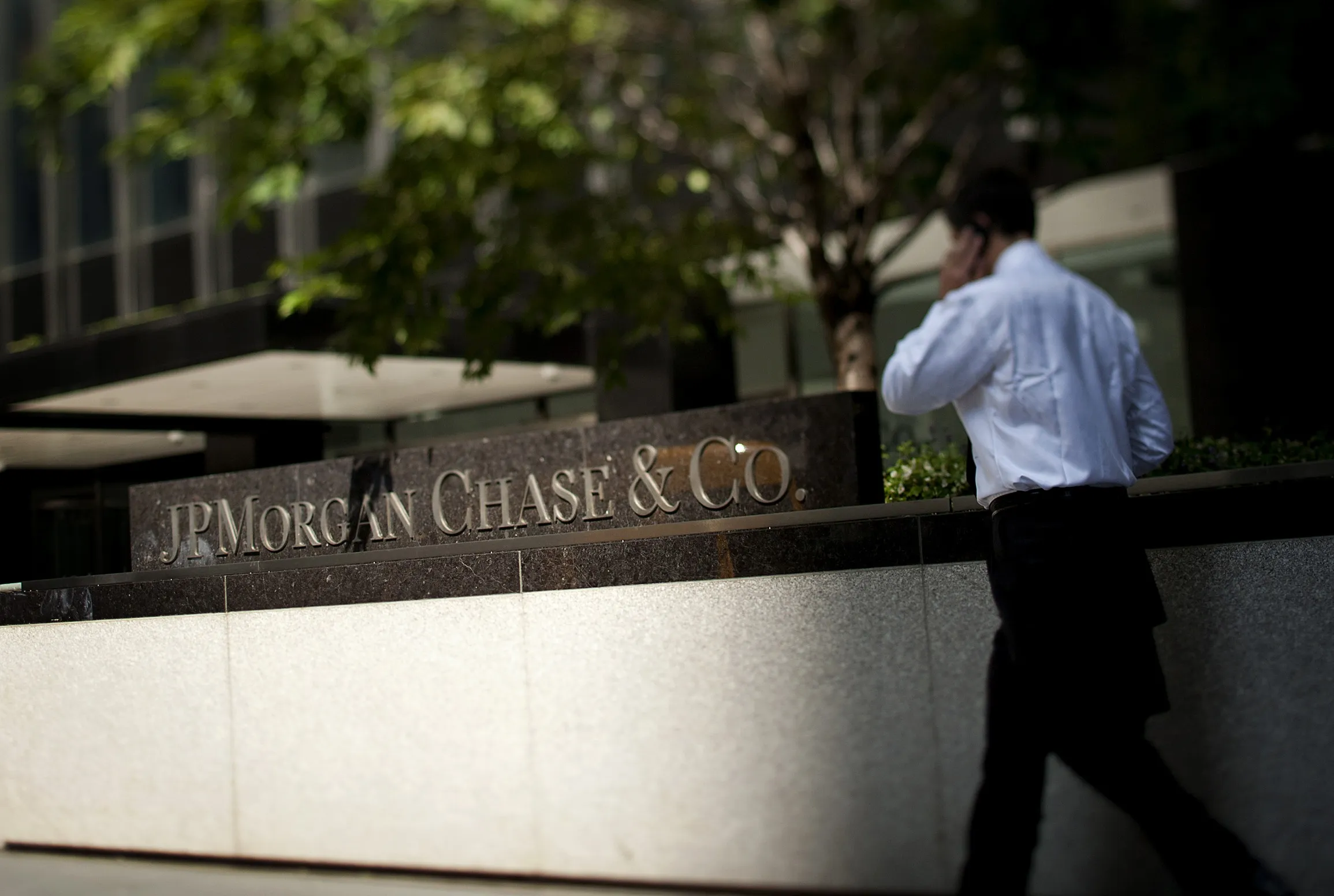 Pedestrians pass in front of the JPMorgan Chase &amp; Co. headquarters in New York, U.S., on Friday, July 6, 2012. JPMorgan Chase &amp; Co. is scheduled&nbsp;