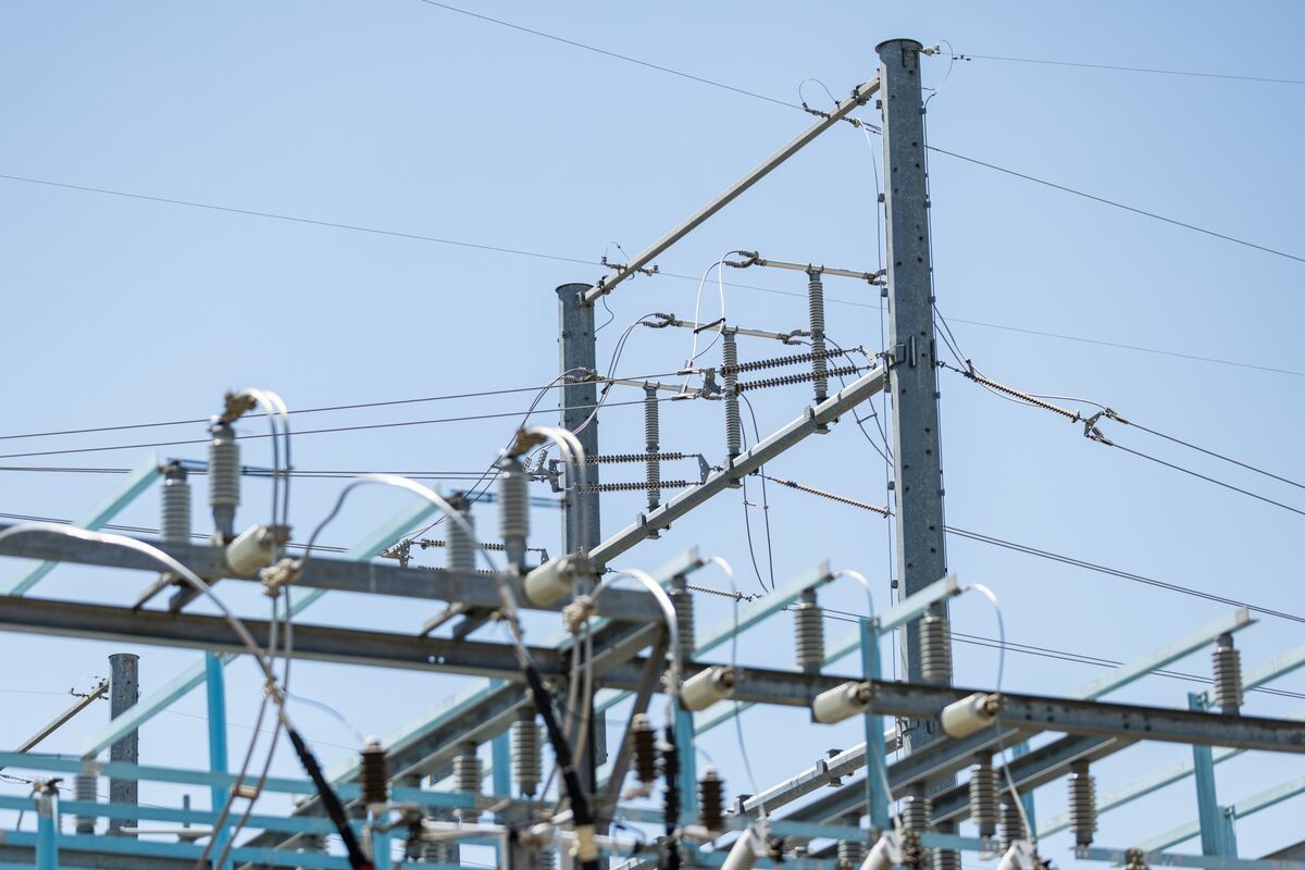 AI Power Boom Catapults NextEra to Top of Hybrid Debt Market