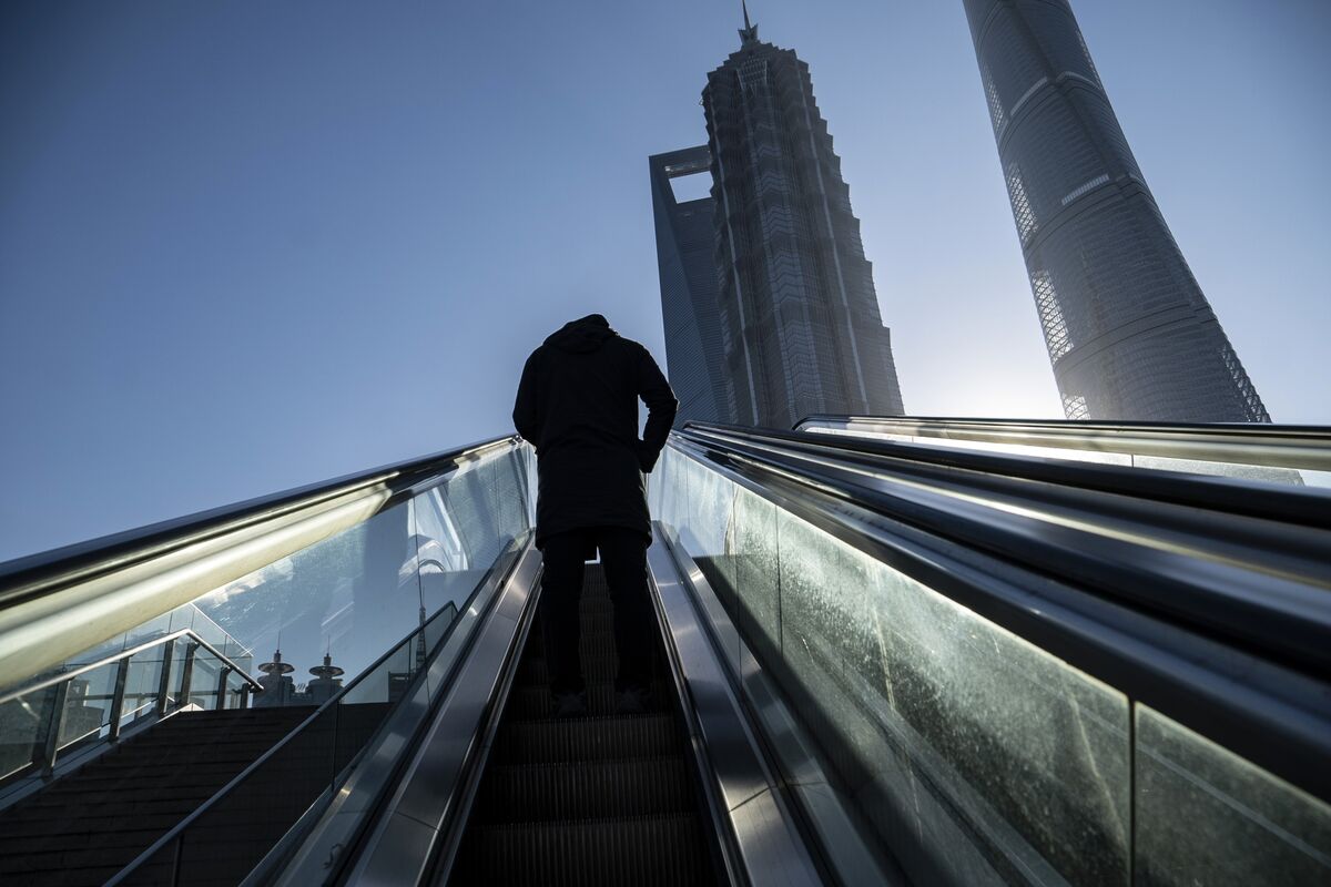 China Stock Markets Plunge as Covid Cases Surge Keeps Investors at Home