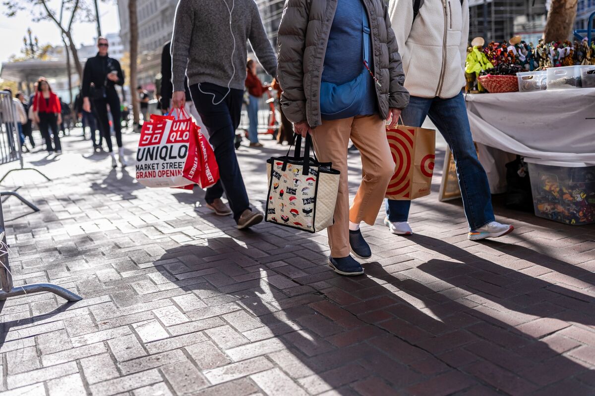 US Consumer Confidence Increases for First Time in Four Months