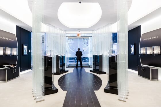 A New York Watch Store Gets a 37,000-Pound Glass Sculpture