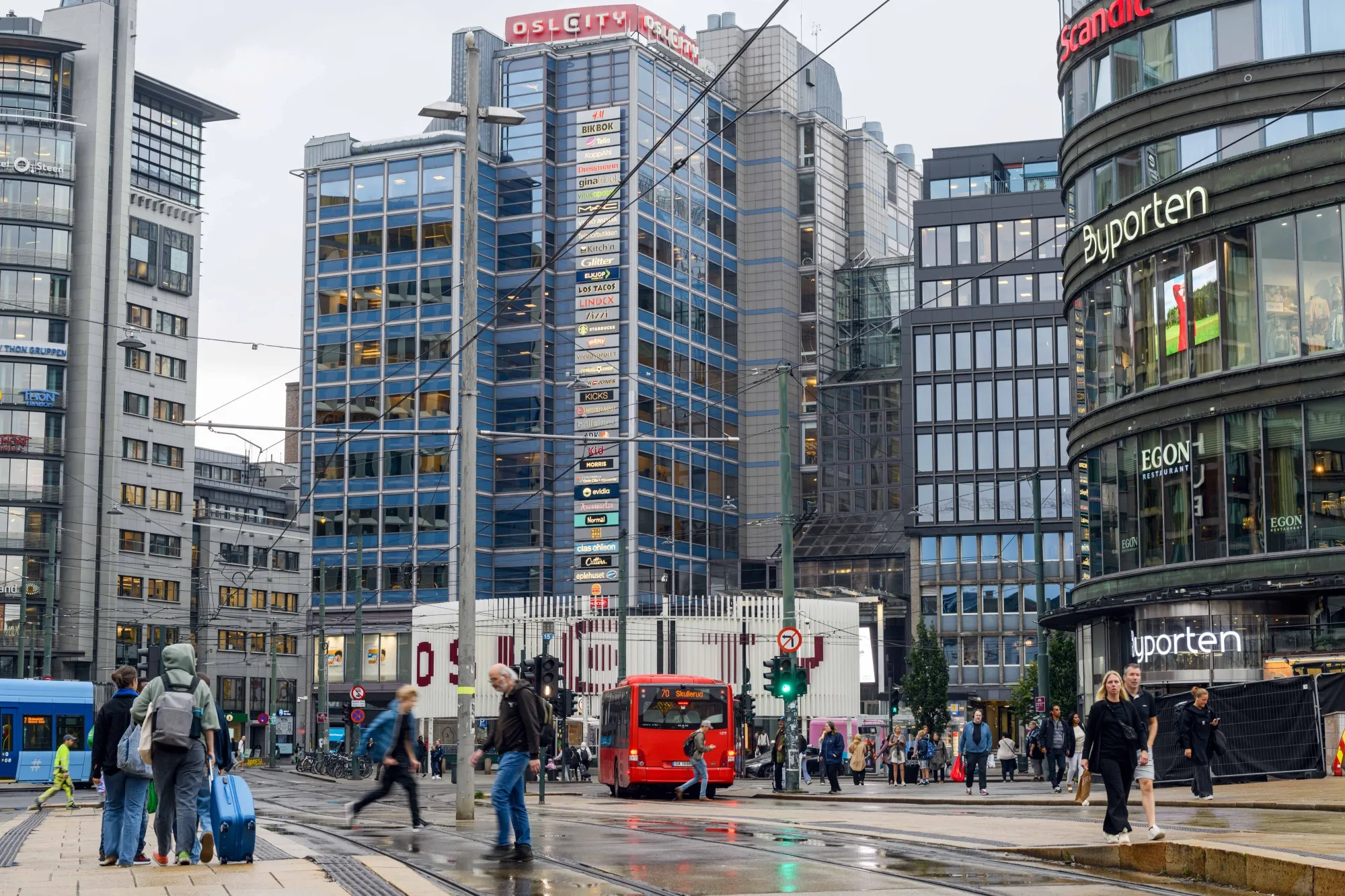 Commuters and traffic in downtown Oslo.&nbsp;