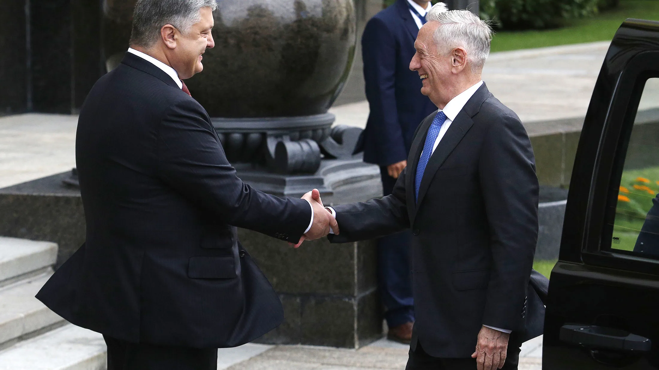 Ukrainian President Petro Poroshenko shakes hands with U.S. Secretary of Defense Jim Mattis before their meeting in Kiev on Aug. 24, 2017.
