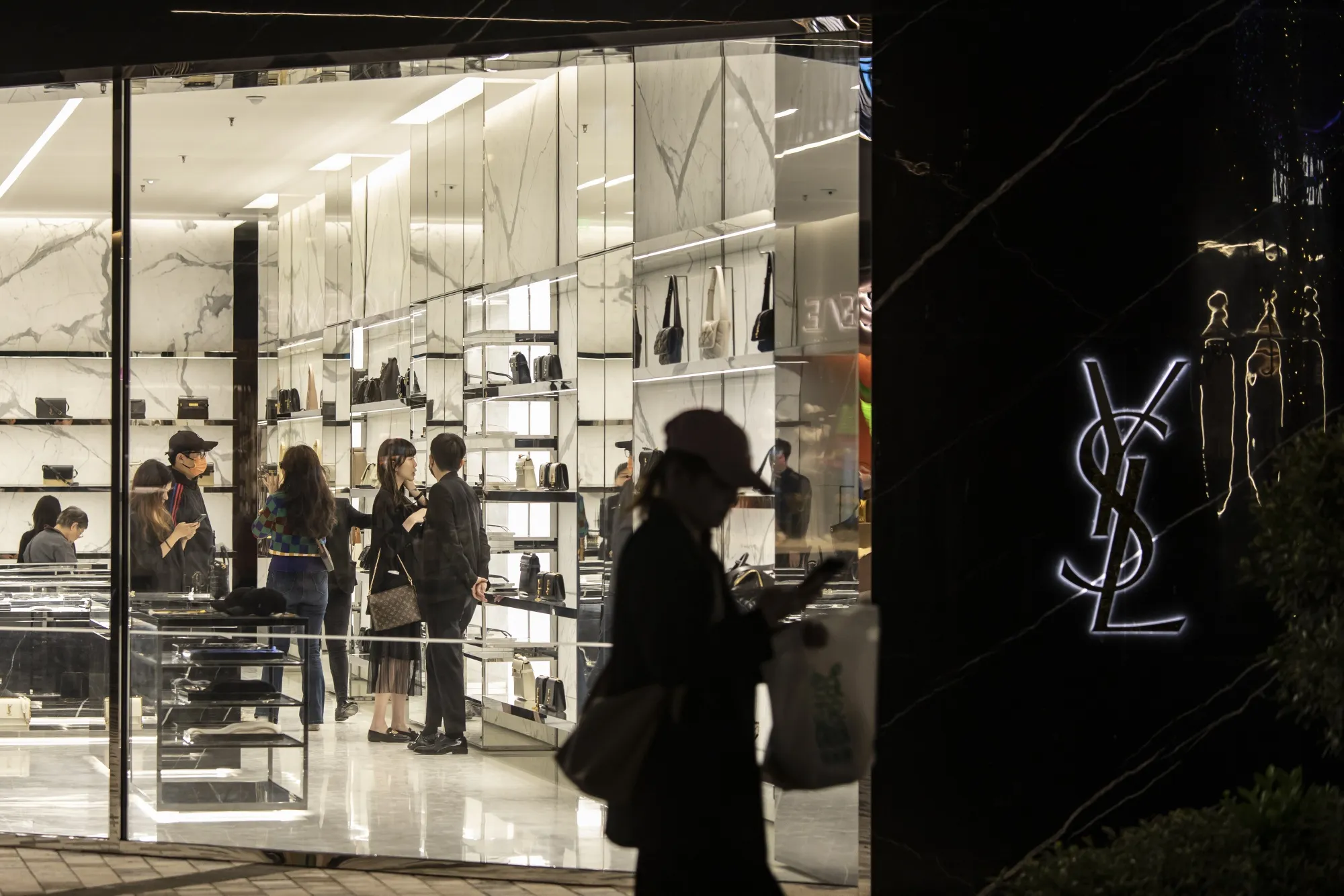 Chinese Resale Site's 40% Discounts Erode Luxury Giants