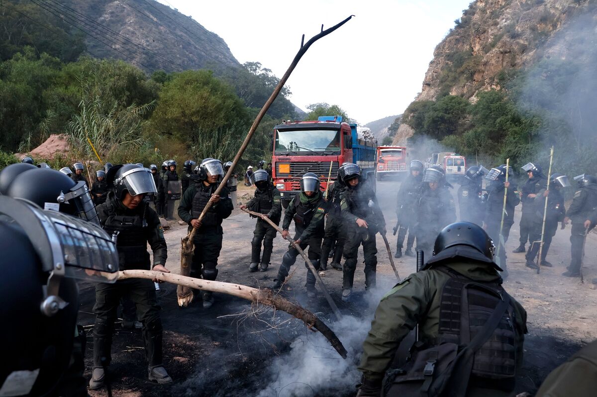 Food and Fuel Run Low as Blockades Cripple Bolivian Economy
