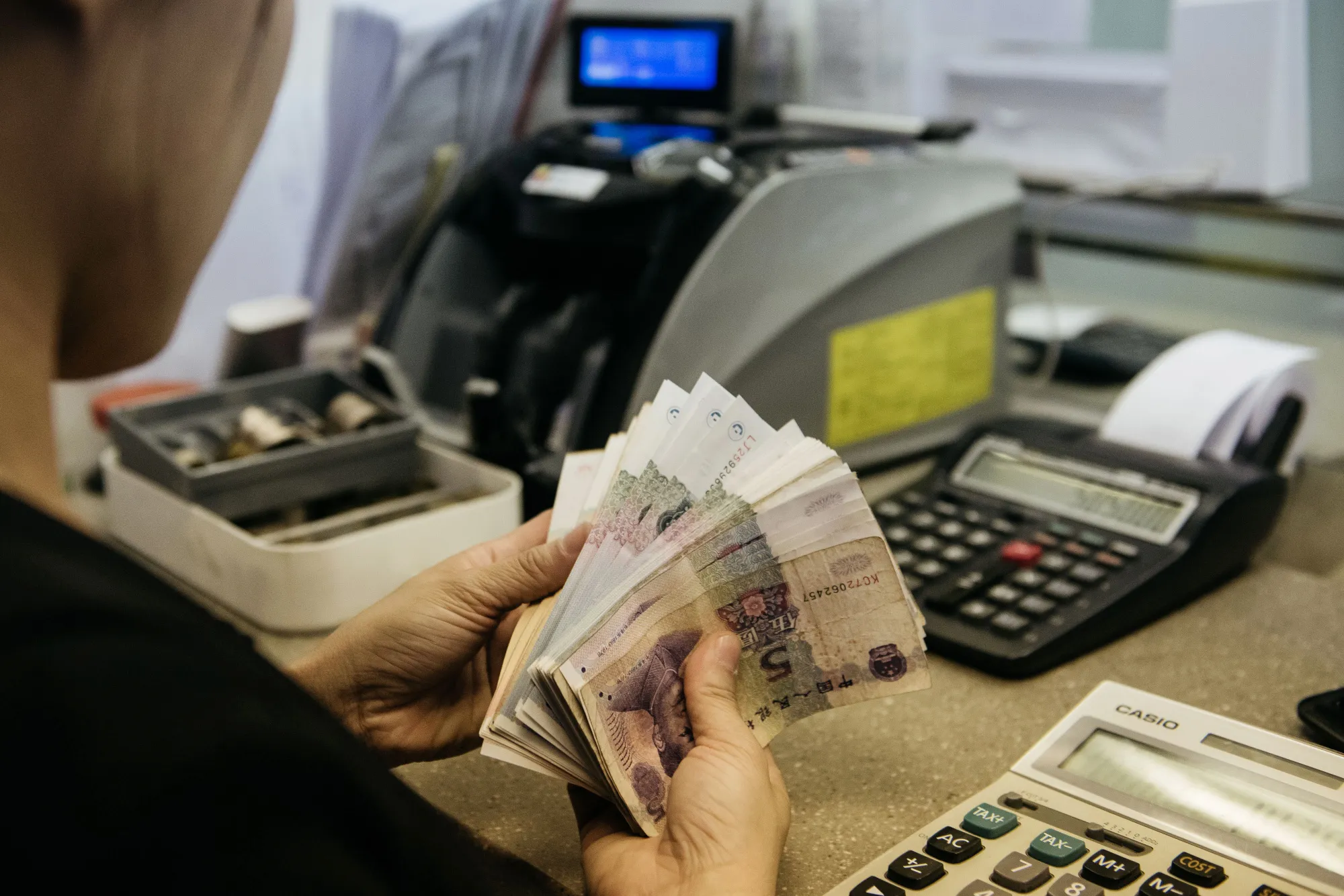 商売繁盛でも中国の規制に戦々恐々－本土からの送金支援ビジネス - Bloomberg