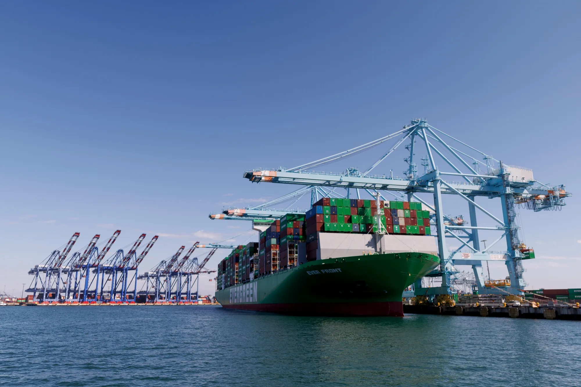 Một tàu container tại cảng Los Angeles.