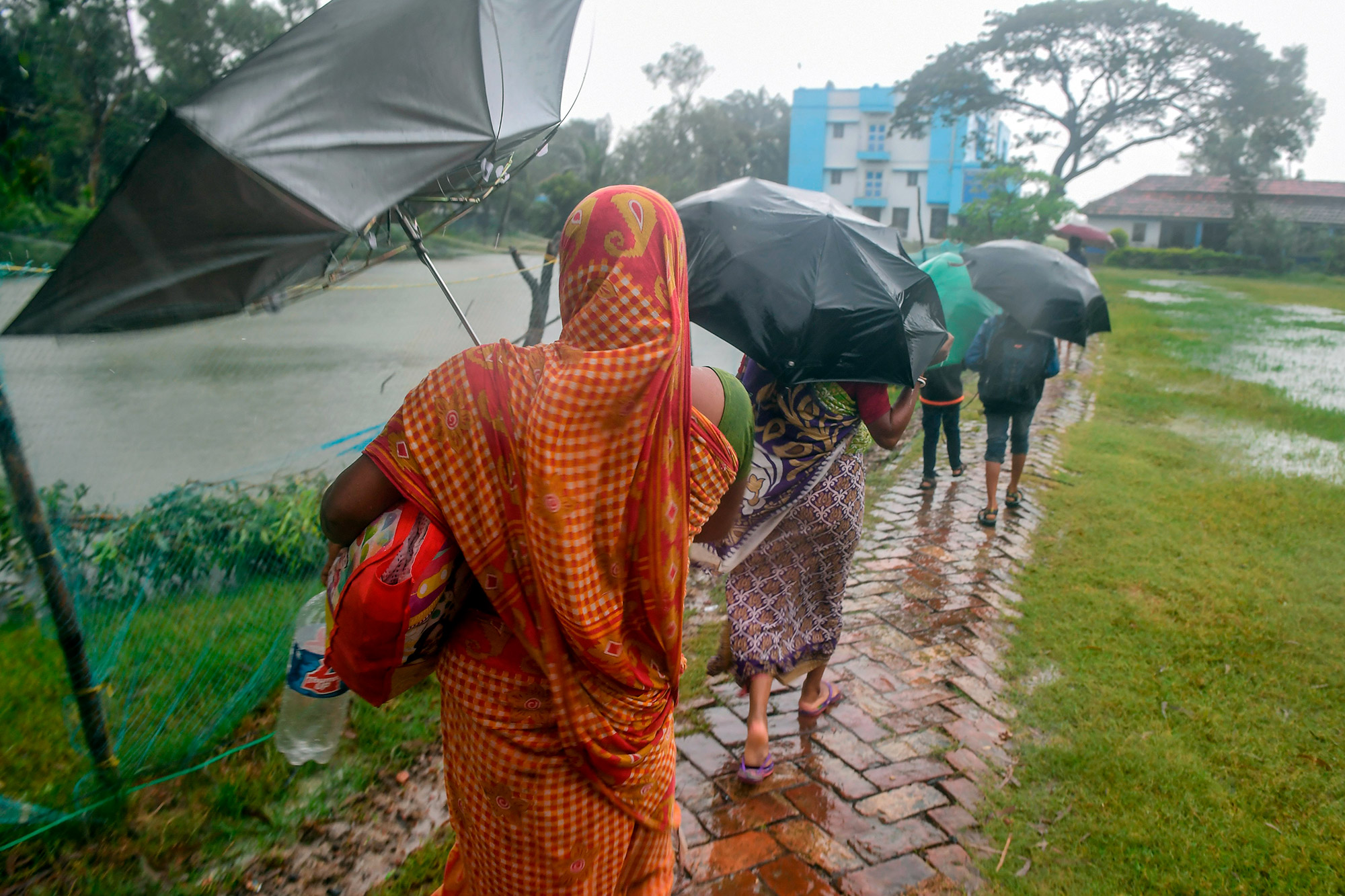 Hundreds of Thousands Evacuated as Cyclone Hits Bangladesh Bloomberg