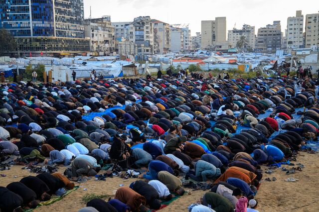Muslim worshippers pray the Eid al-Fitr prayer, which marks the end of the Holy fasting month of Ramadan, at Al-Saraya Square in downtown Gaza on March 20, 2026.  