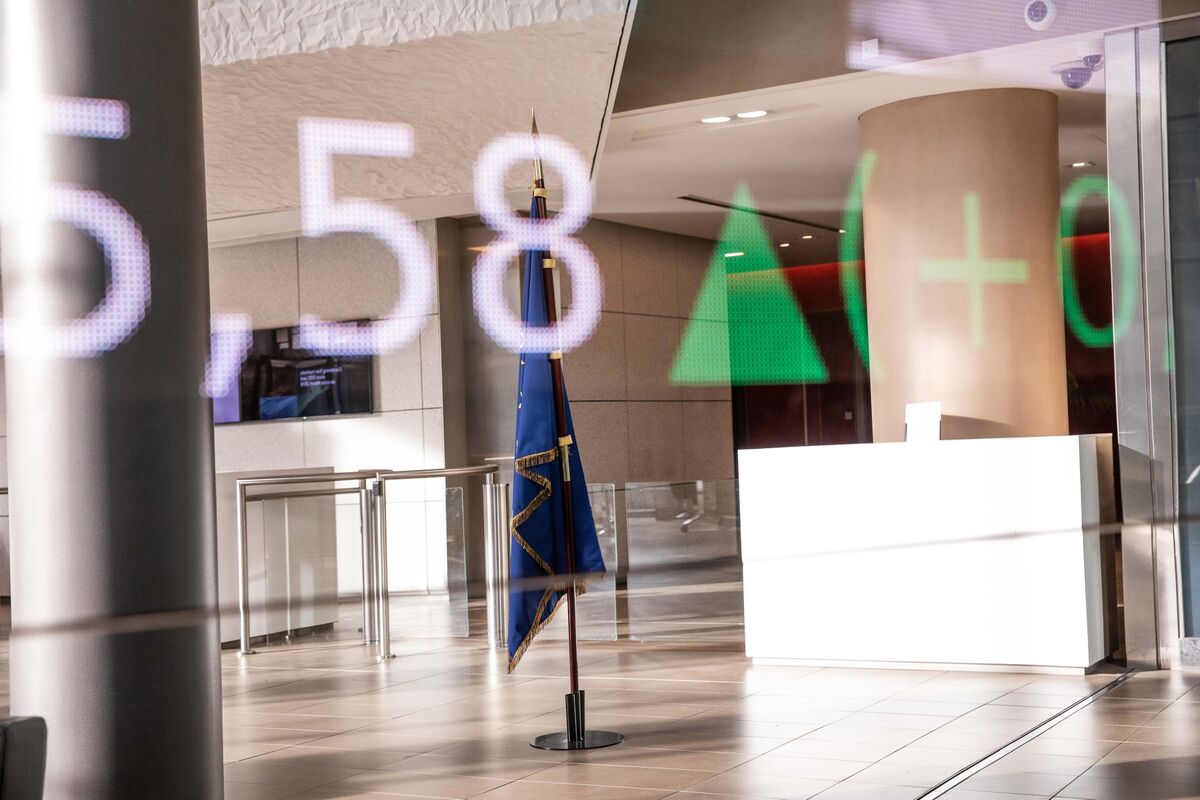 European Stocks Set for First Weekly Gain in Four as Oil Eases