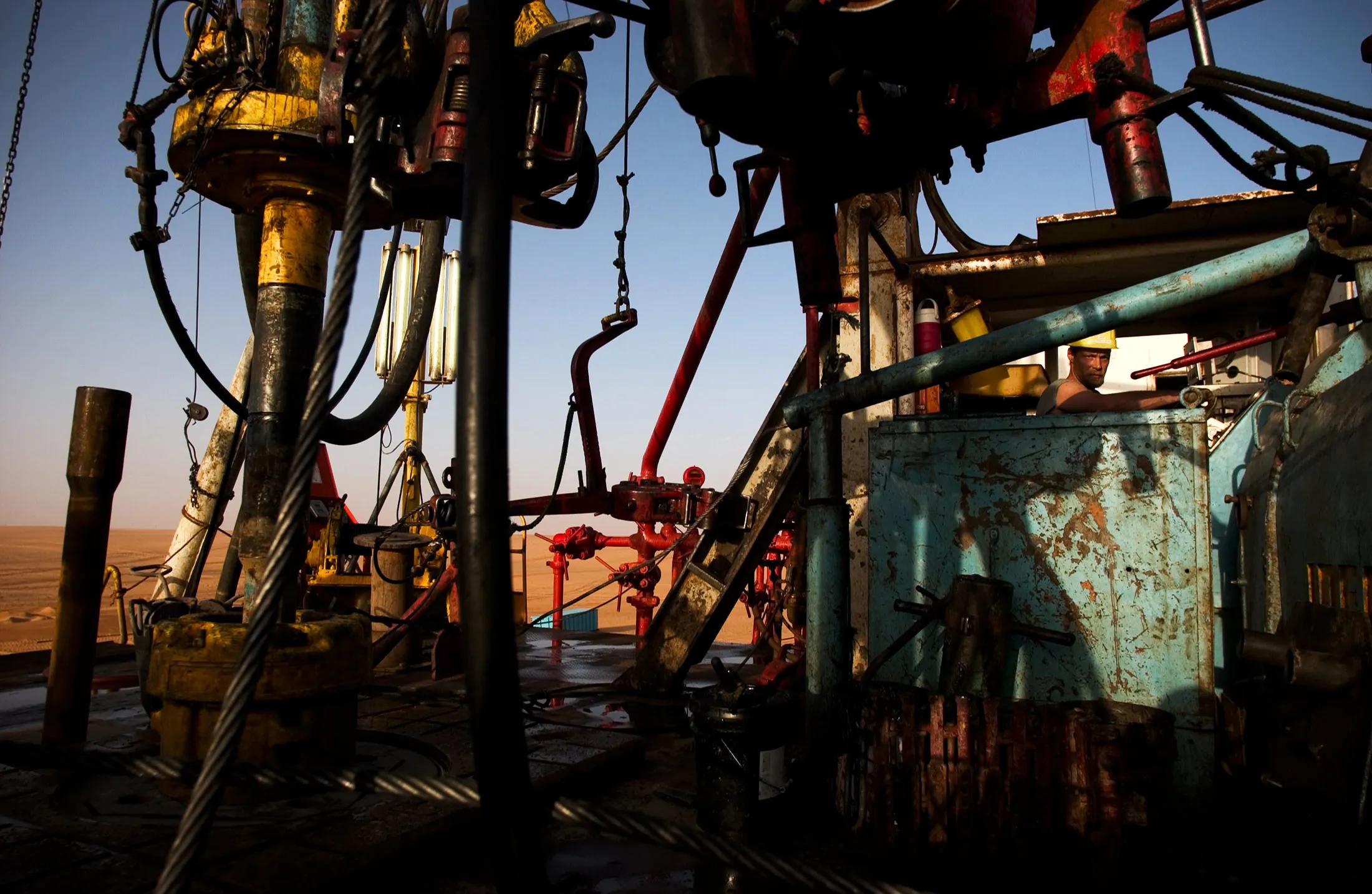 An oil drilling rig&nbsp;in the Sharara field, Libya.