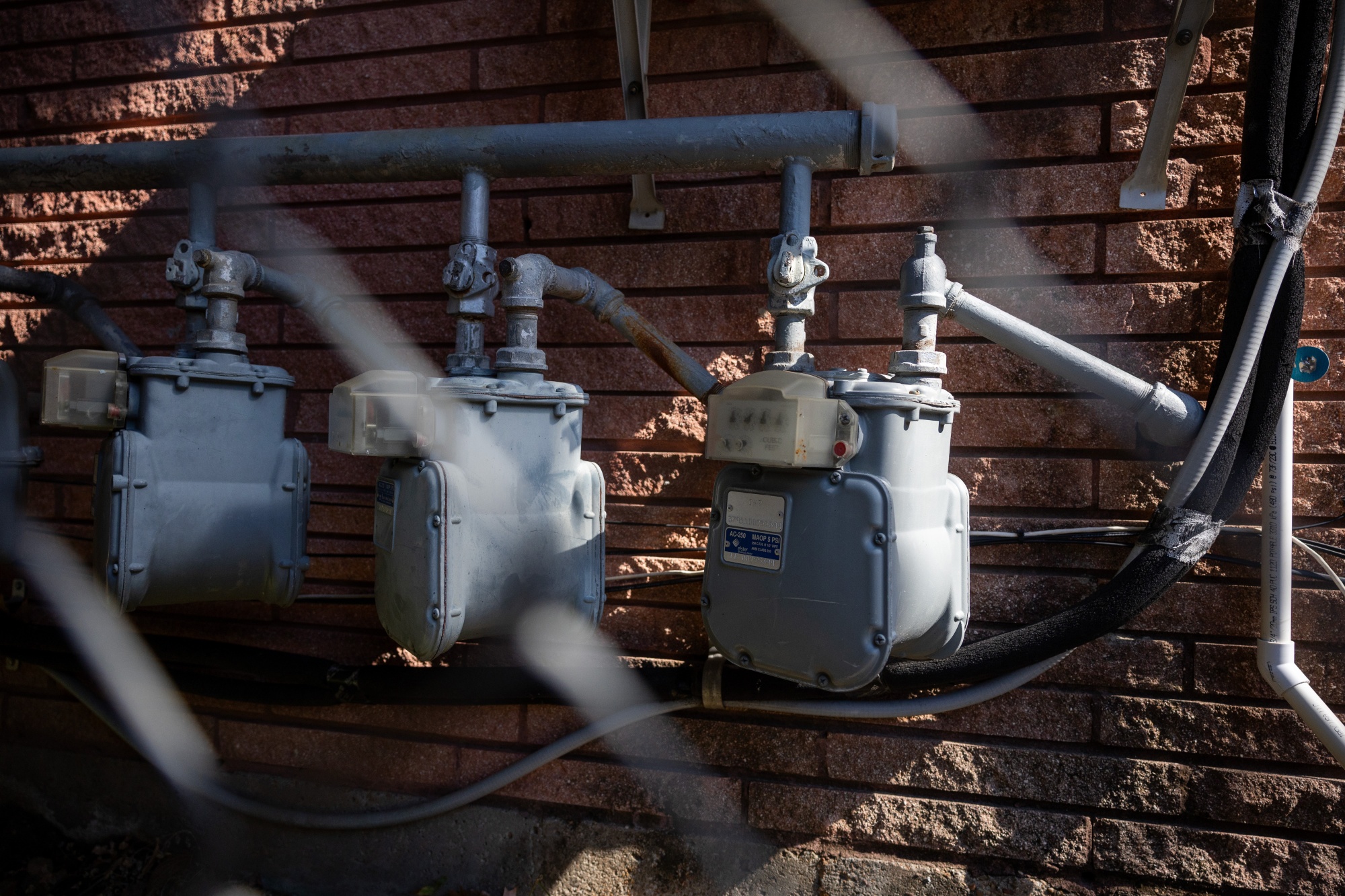 A gas meter outside an apartment building in Houston, Texas, US, on Tuesday, Jan. 27, 2026. US natural gas closed higher in thin trading after plunging earlier, extending the past week's historic rally driven by freezing temperatures that pushed up heating demand across the country and disrupted supplies. Photographer: Antranik Tavitian/Bloomberg