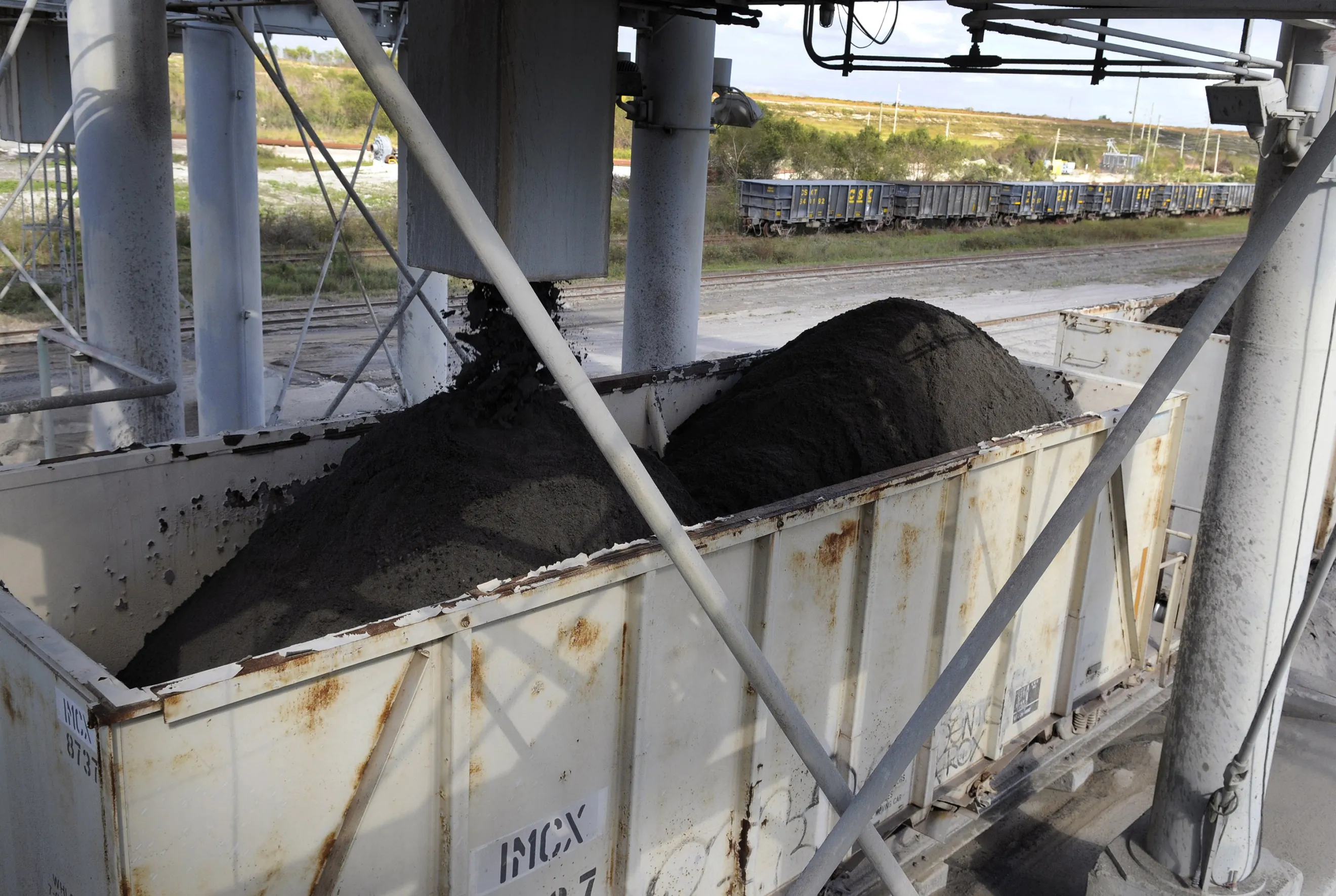 Phosphate rock is loaded into rail cars at a&nbsp;Mosaic Co. mine&nbsp;in Tampa, Florida, in 2011.