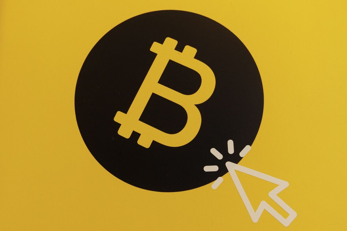 ビットコイン、過去最高値から反落－「バブル」を巡る議論が激化 - Bloomberg