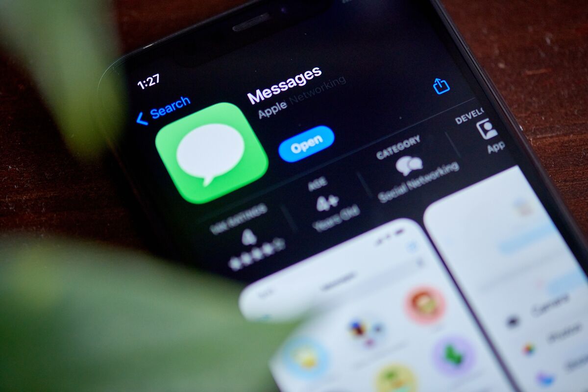 Lawmakers Seek Probe on Apple (AAPL) Over Shuttering iMessage-for