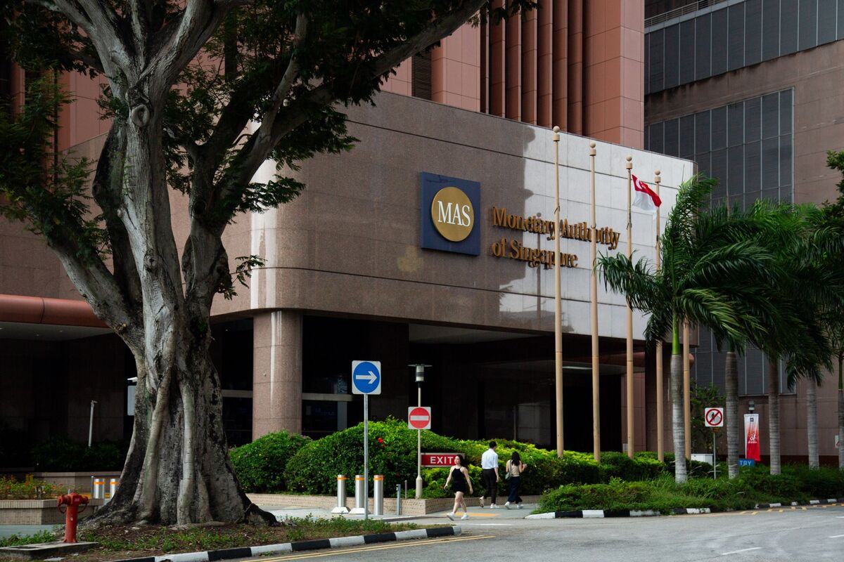 Singapore’s MAS to Tighten ‘Very Slightly’ as Price Risks Linger
