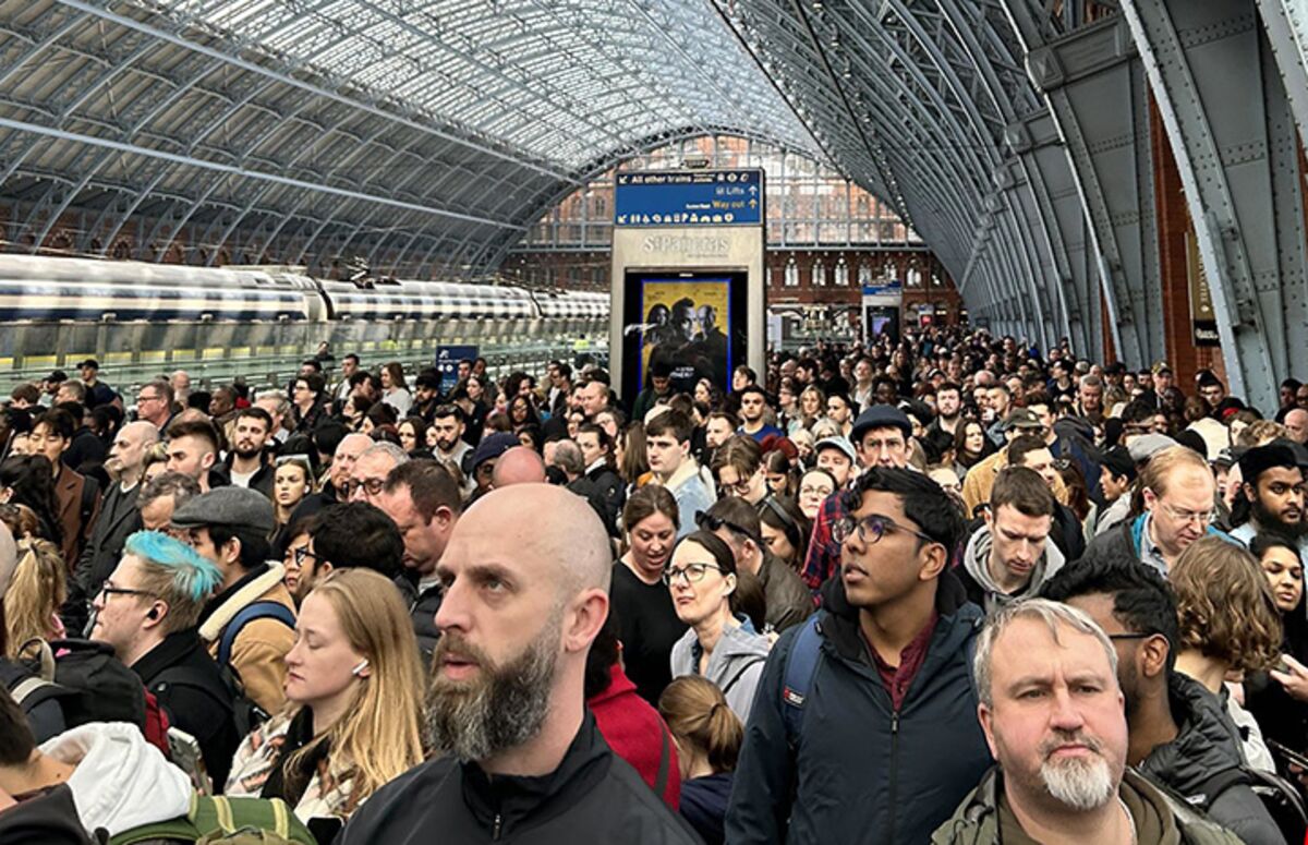 St. Pancras `Mayhem' as Thousands Queue for Trains Before Easter ...