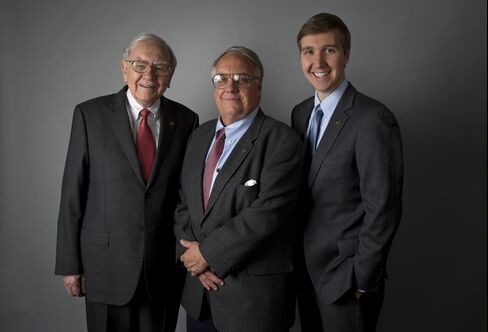 Buffett Says JPMorgan’s Dimon Had to Bare Throat to Watchdog
