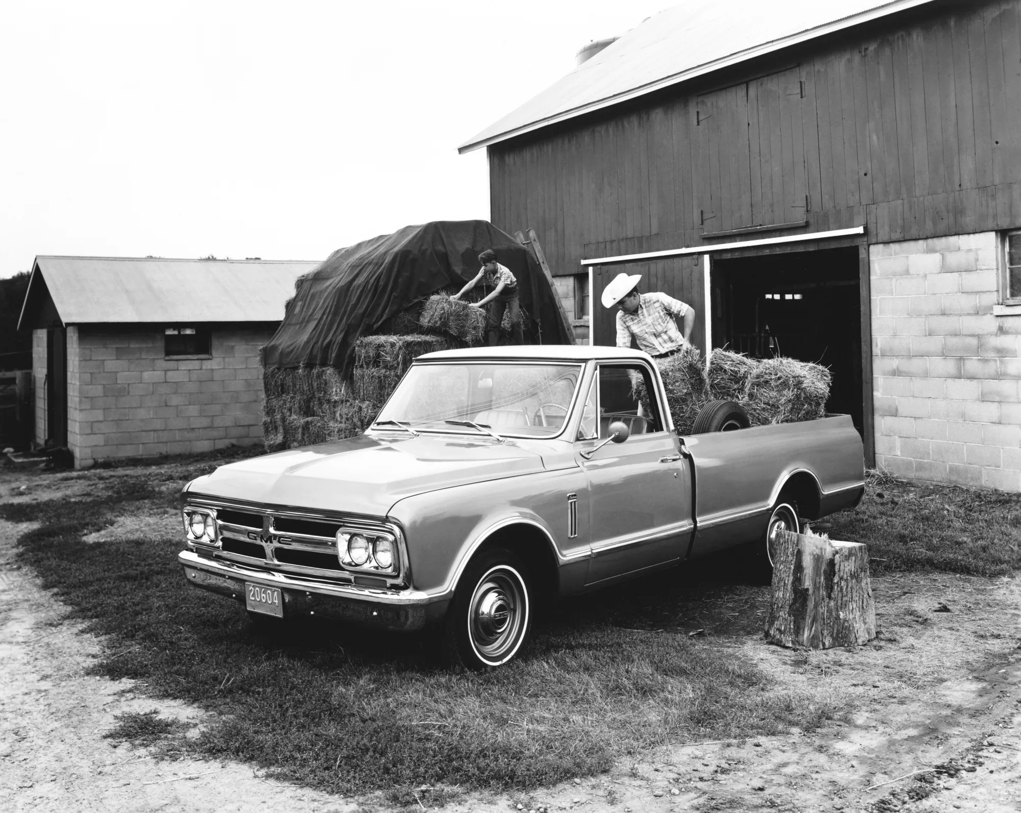 A farmer loading bales of hay into his new GMC light duty pickup truck, 1967. (Photo by Underwood Archives/Getty Images)
