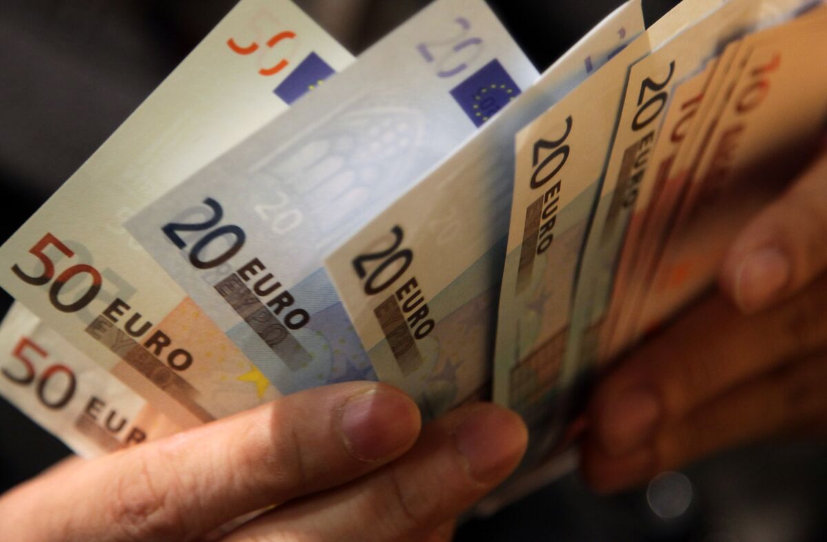 Euro Sinks to Seven-Month Low Against Dollar on Oil Crisis