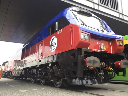 GE-Caterpillar Gas Locomotive Race to Cut Buffett Cost