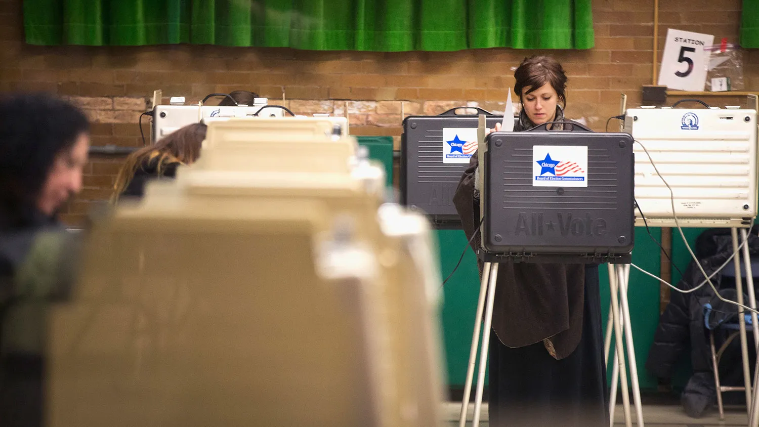 Residents cast their votes at a polling place on election day February 24, 2015 in Chicago, Illinois.
