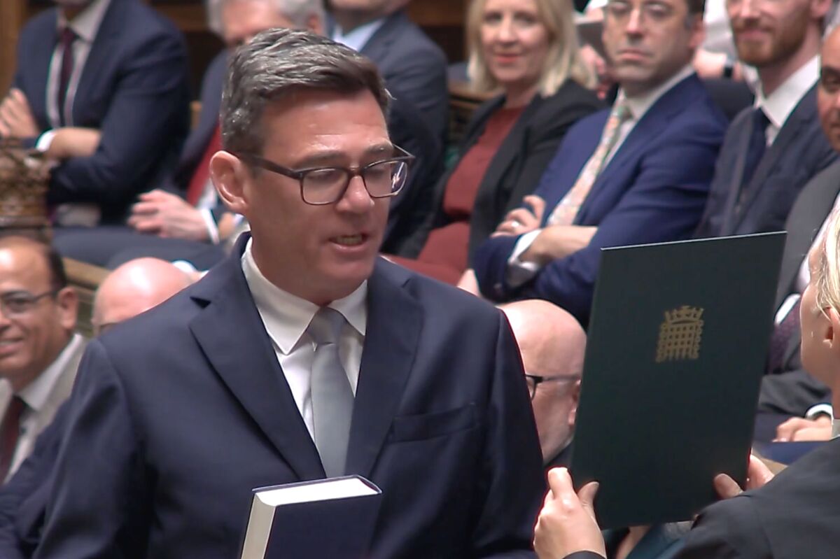 Burnham Poised for Power in UK After Starmer Agrees to Step Down