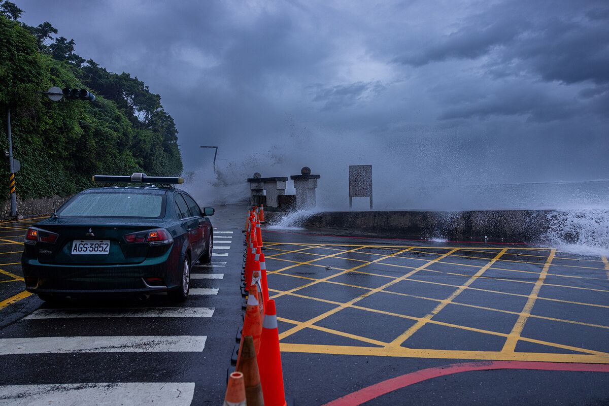 Typhoon Krathon Shuts Taiwan’s $2.5 Trillion Stock Market