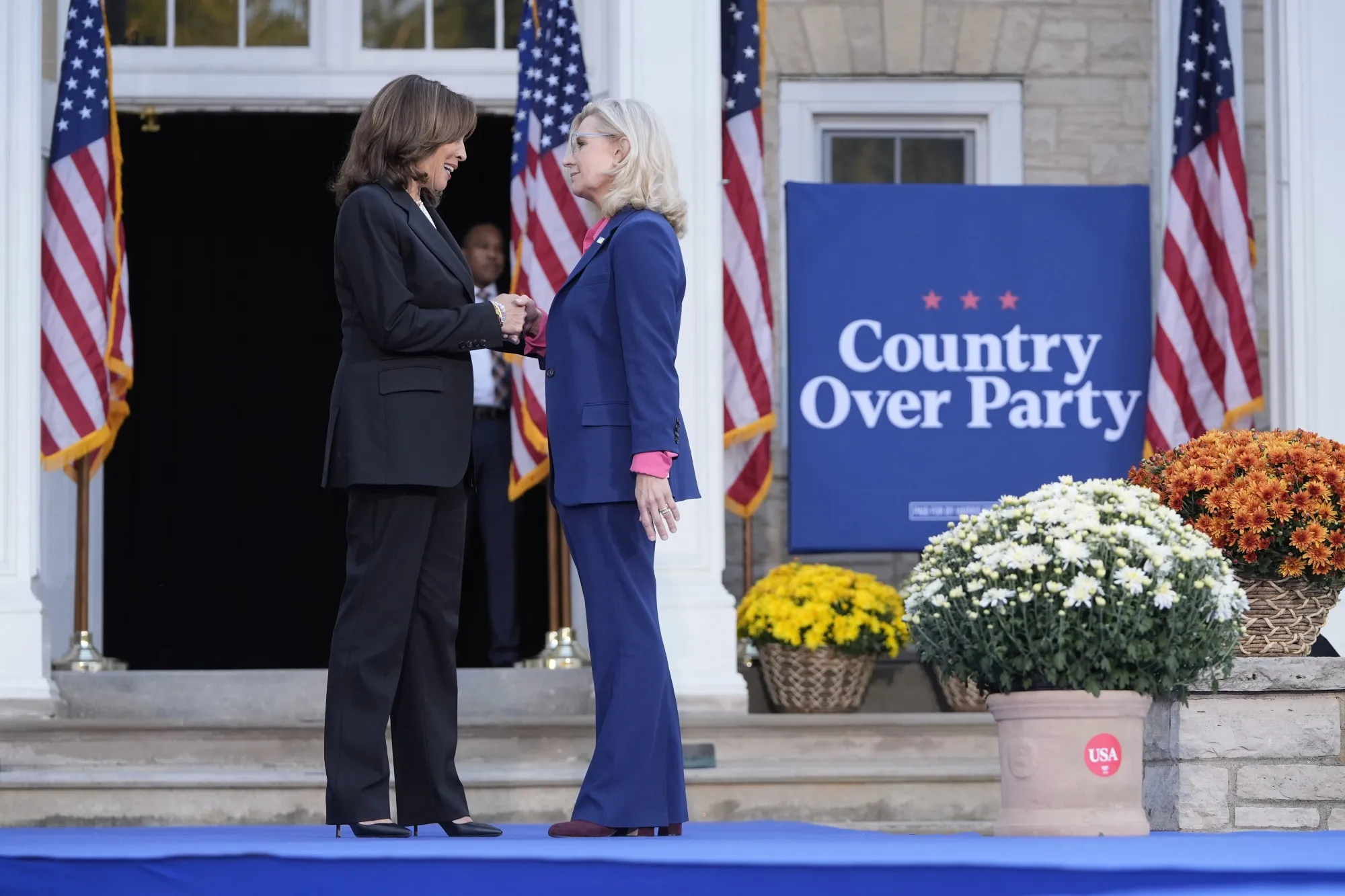 kamala-harris-endorsed-by-trump-critic-liz-cheney-in-wisconsin-bloomberg