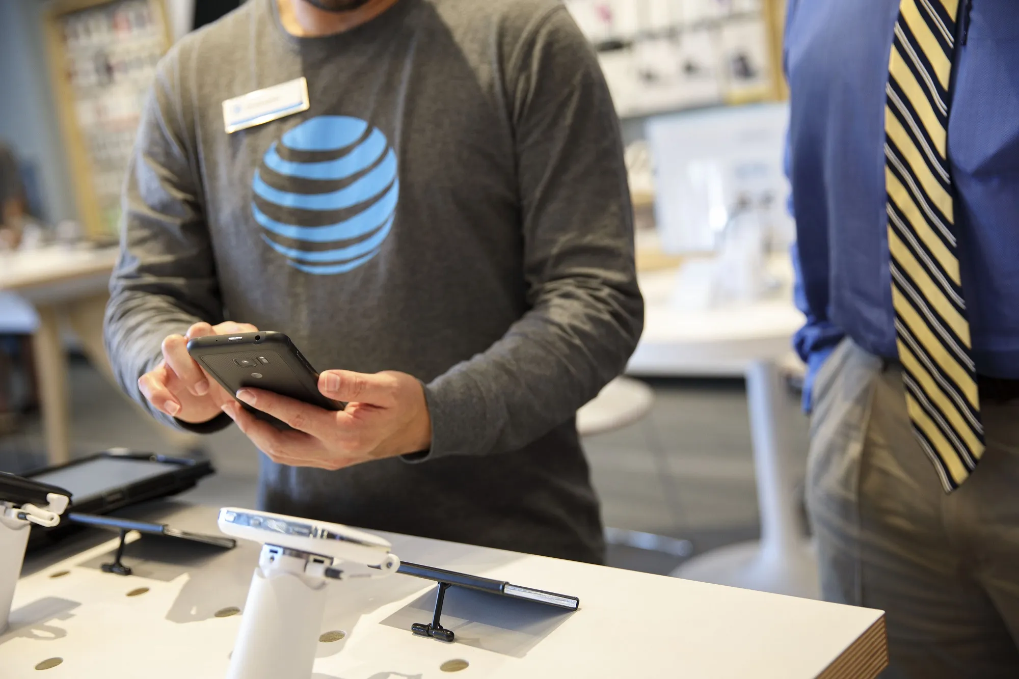 AT&T (T) Notches First Wireless Subscriber Loss Annually - Bloomberg