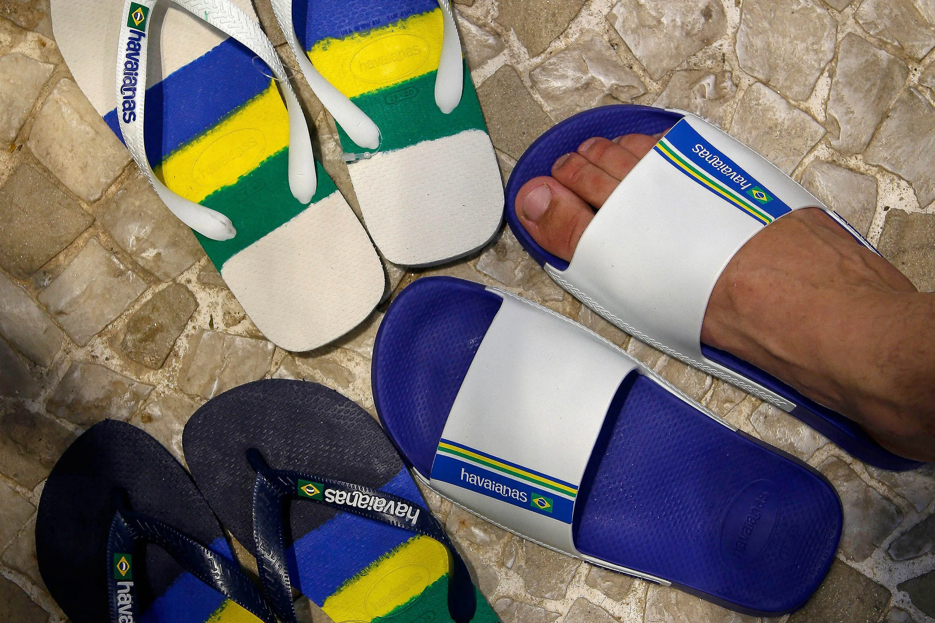 Un hombre se prueba sandalias Havaianas en una tienda de São Paulo, Brasil.