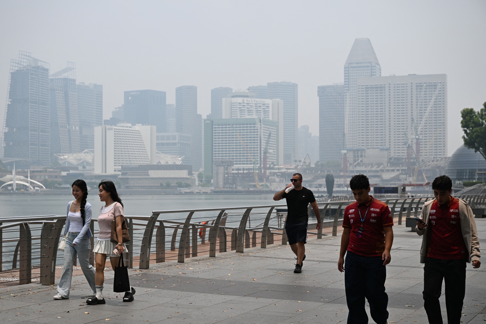 Image associated with story "Wildfire Haze Shuts Malaysia Schools and Looms Over Singapore F1"