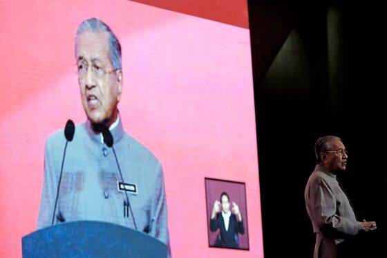 One Year in, Mahathir Gets Mixed Result on Malaysian Economy