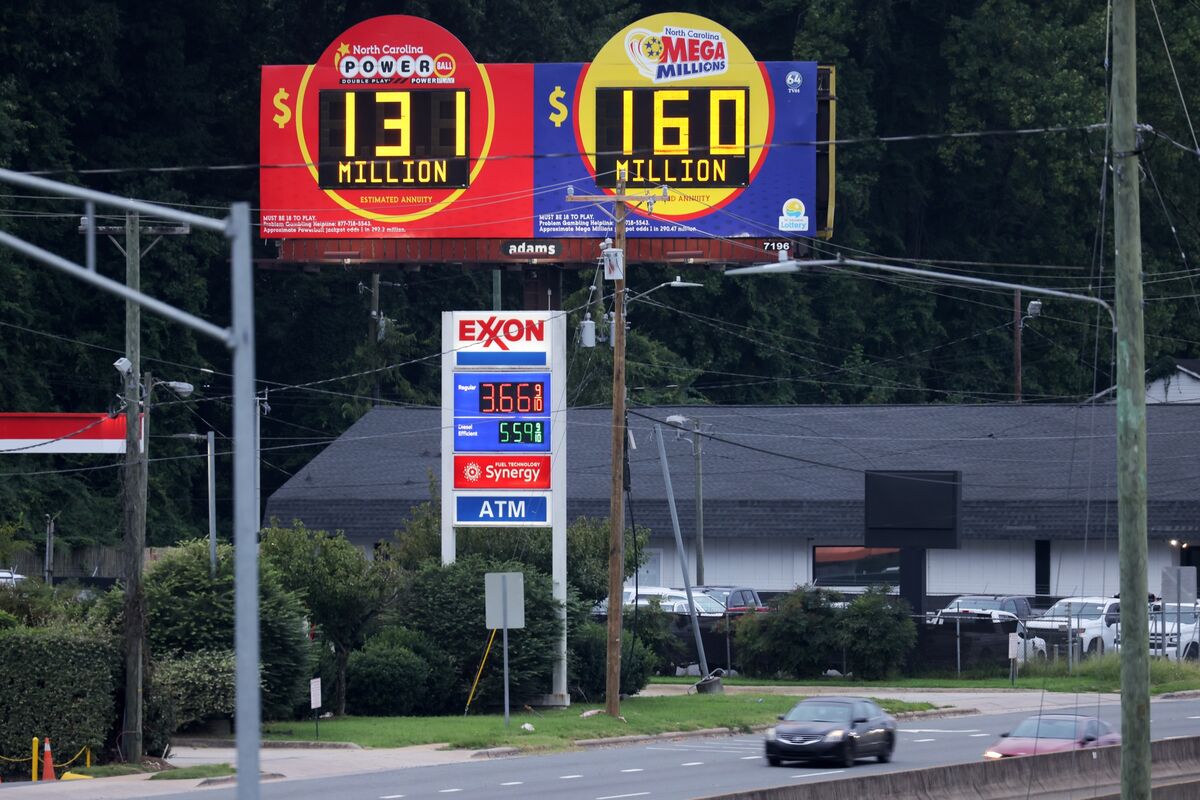 bloomberg.com - Kevin Crowley - Exxon and Chevron Beat Estimates as Oil Refining Profits Soar