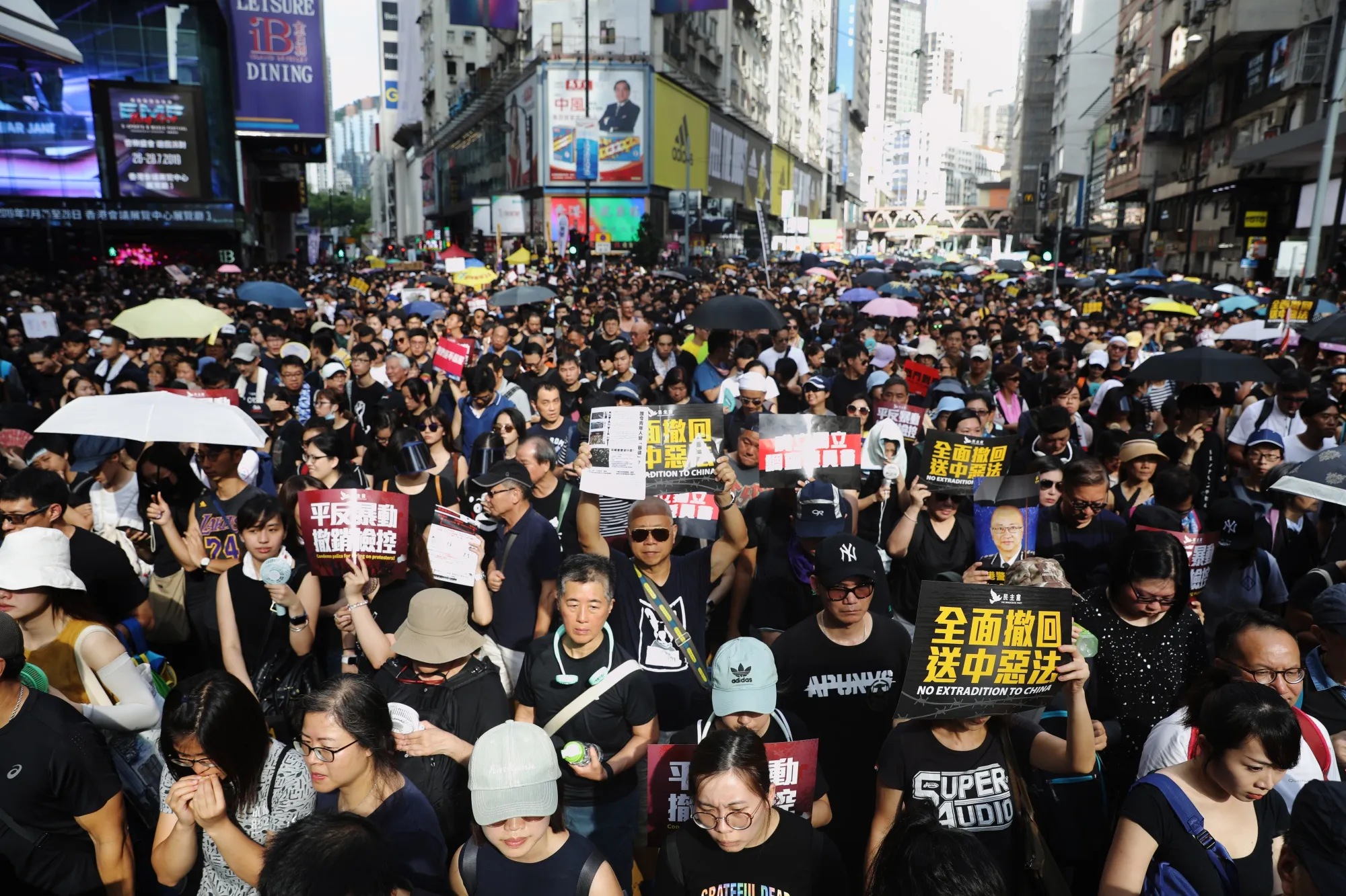 香港デモ、中国出先機関に直接抗議－一部デモ隊と警察が衝突 - Bloomberg