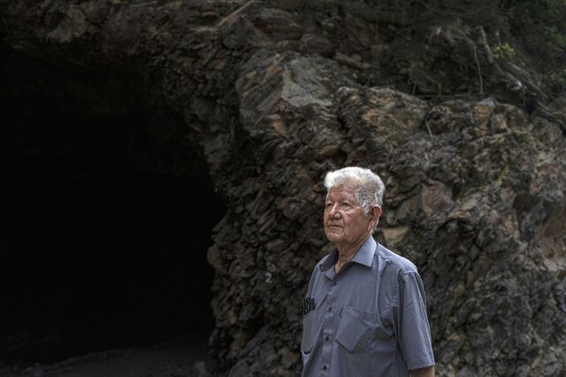 A portrait of  Manuel Barrientos. 