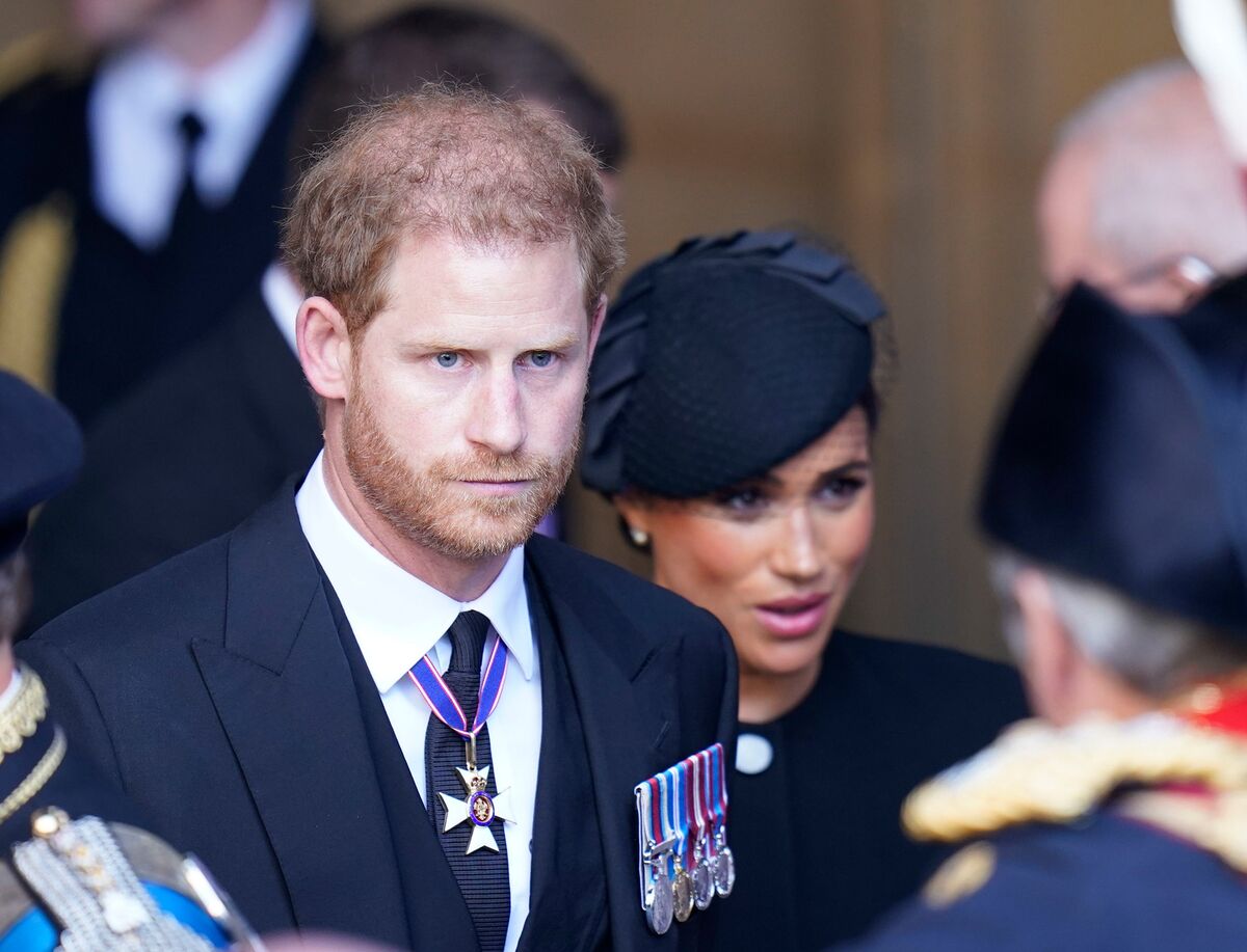 Hoàng tử Harry nên tham dự lễ đăng quang của Vua, nhưng không phải Meghan Markle: Khảo sát của Vương quốc Anh - Bloomberg