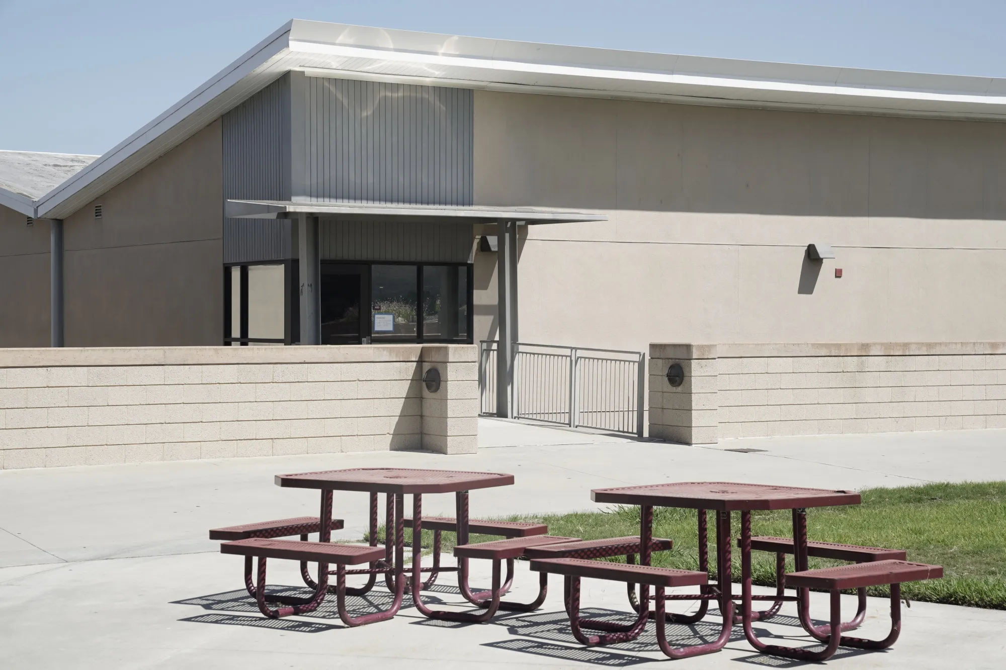 Empty tables sit on the campus of a high school in San Diego, California, on&nbsp;July 10.&nbsp;