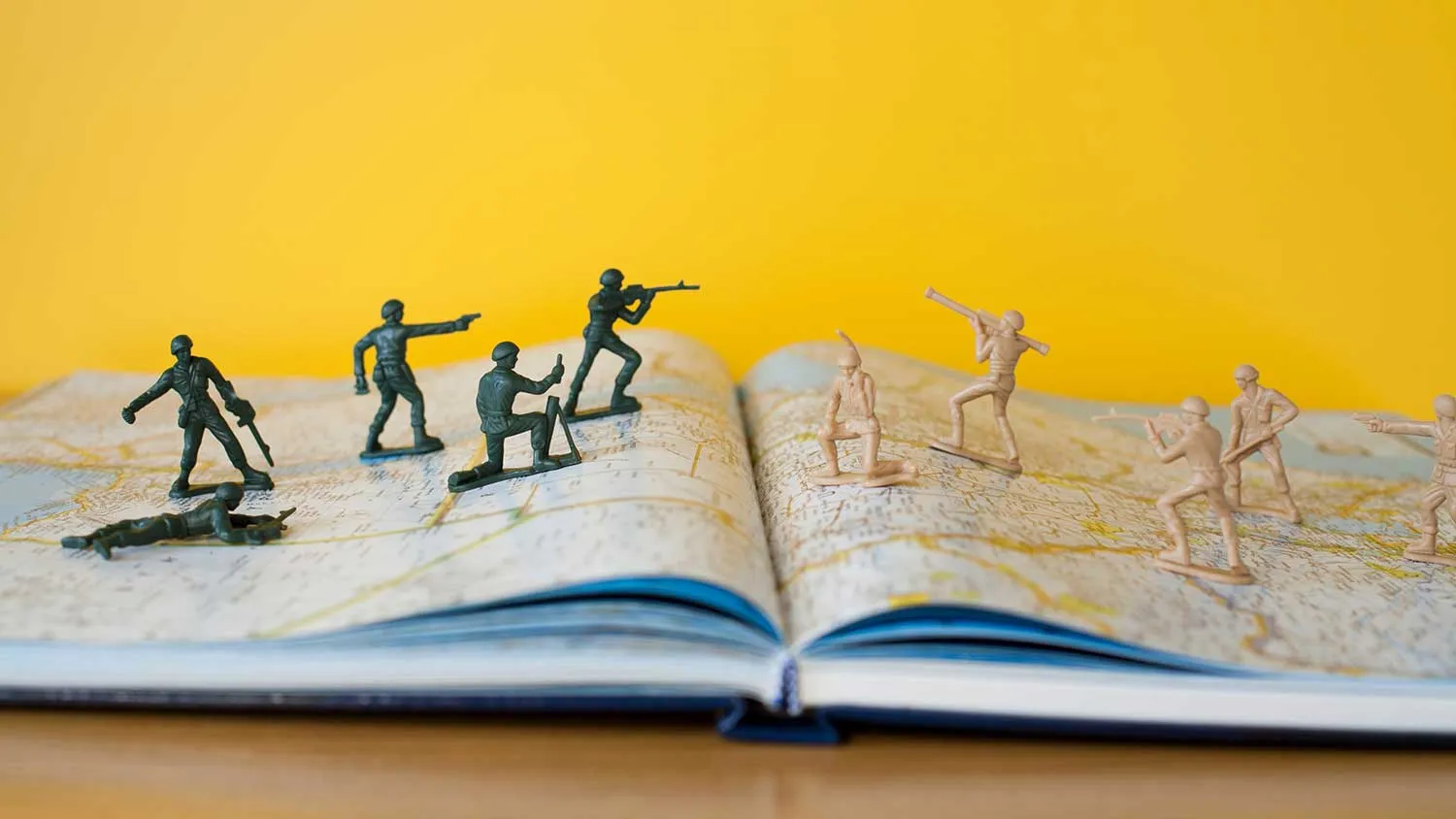 Toy soldiers fighting on map
